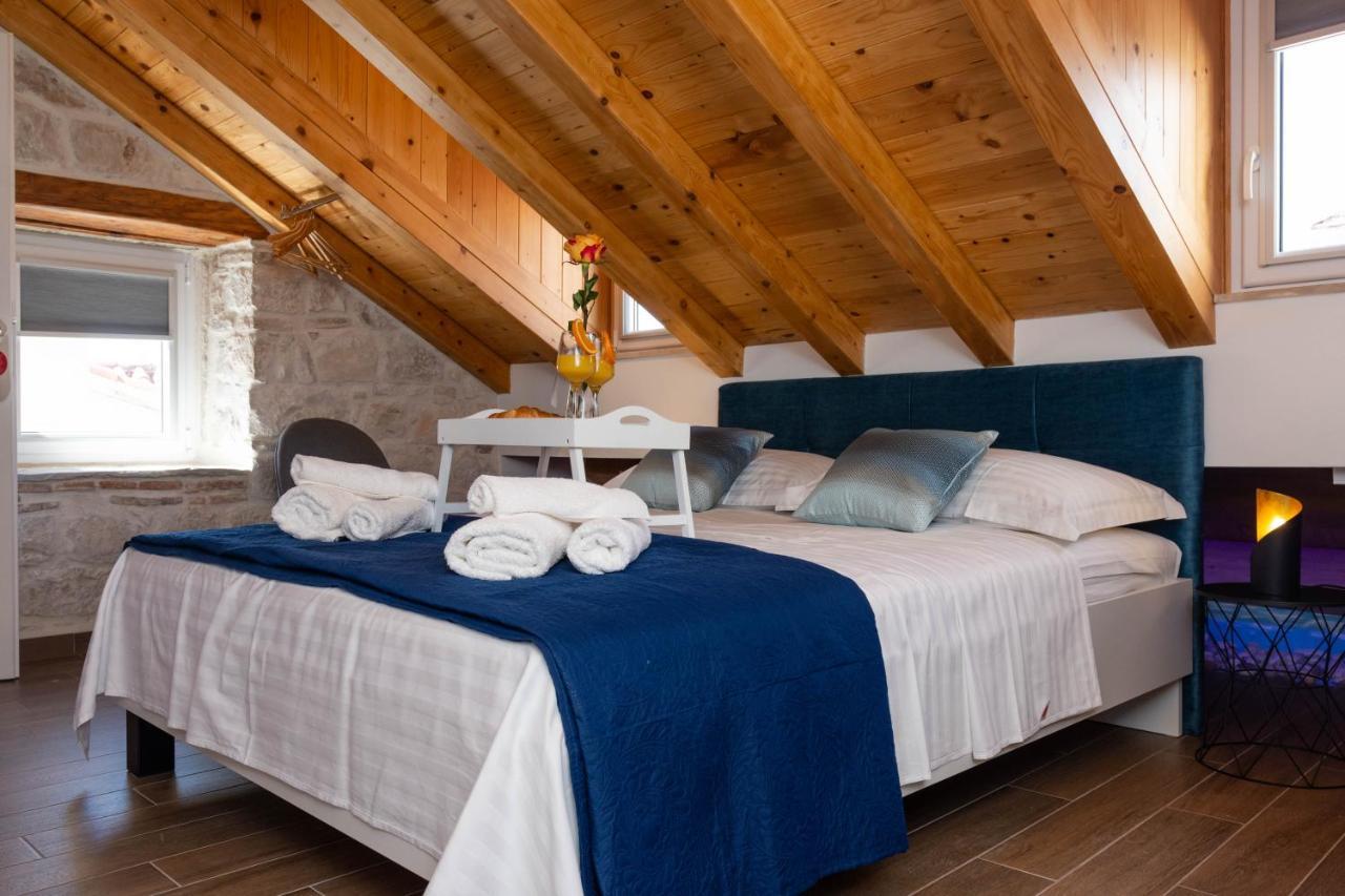 Luxury Rooms Rustic Chic Split Exterior photo