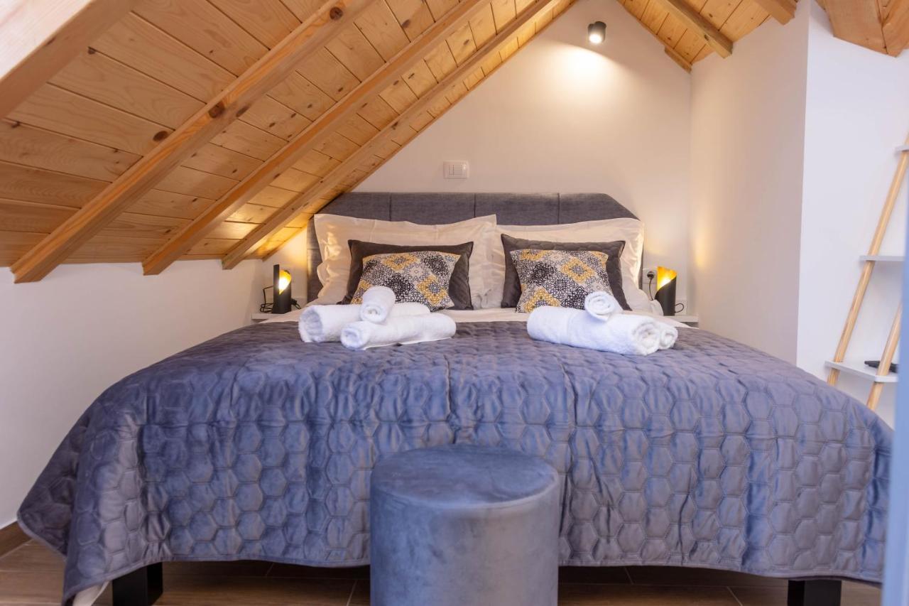 Luxury Rooms Rustic Chic Split Exterior photo