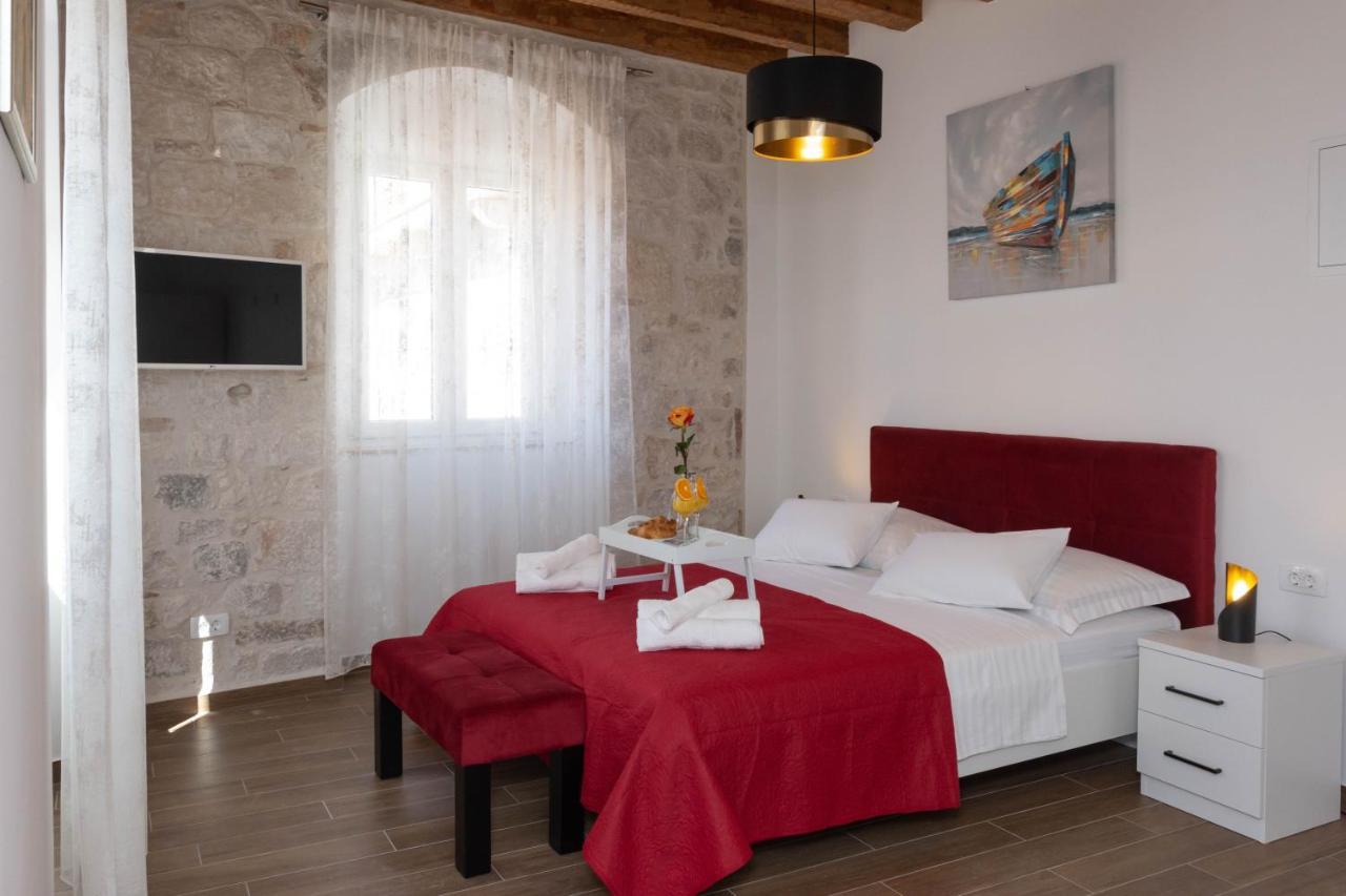 Luxury Rooms Rustic Chic Split Exterior photo